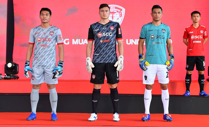 Đặng Văn Lâm bảnh bao trong ngày Muangthong ra mắt áo đấu mùa 2019