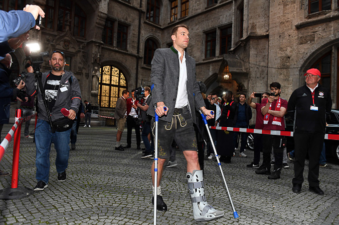 Neuer họp báo tính giải nghệ, Bayern hoảng loạn tìm người thay thế