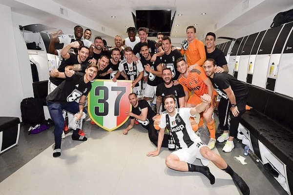 Ronaldo cùng các đồng đội tắm Champagne mừng vô địch