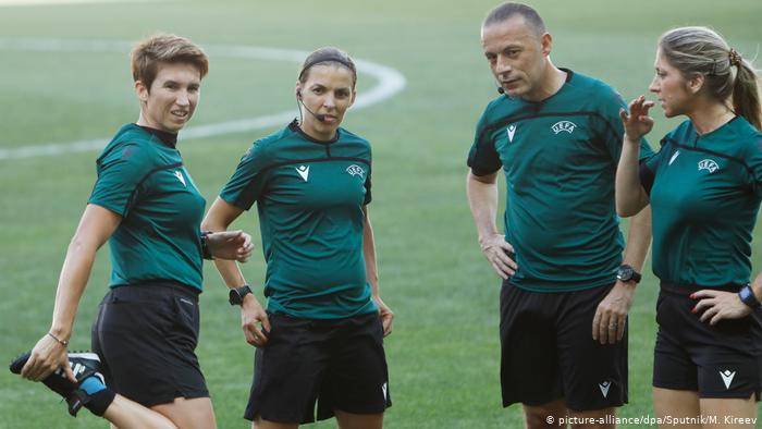 EURO 2021 lần đầu tiên dùng trọng tài nữ